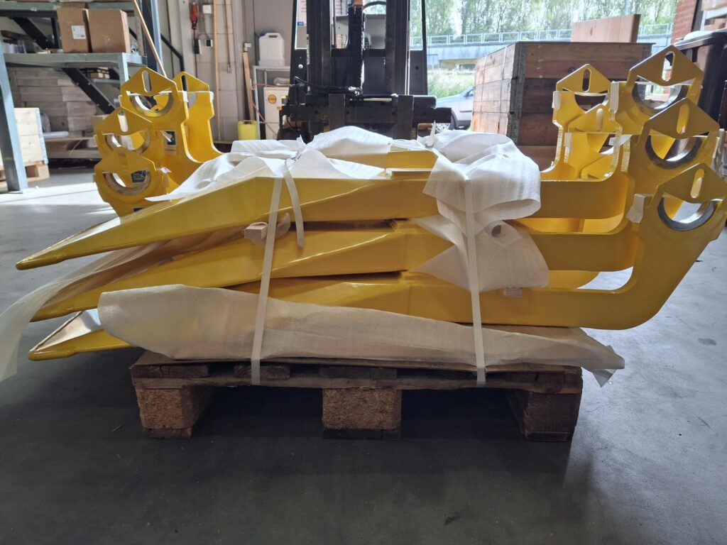 flippers for spreader in container terminals